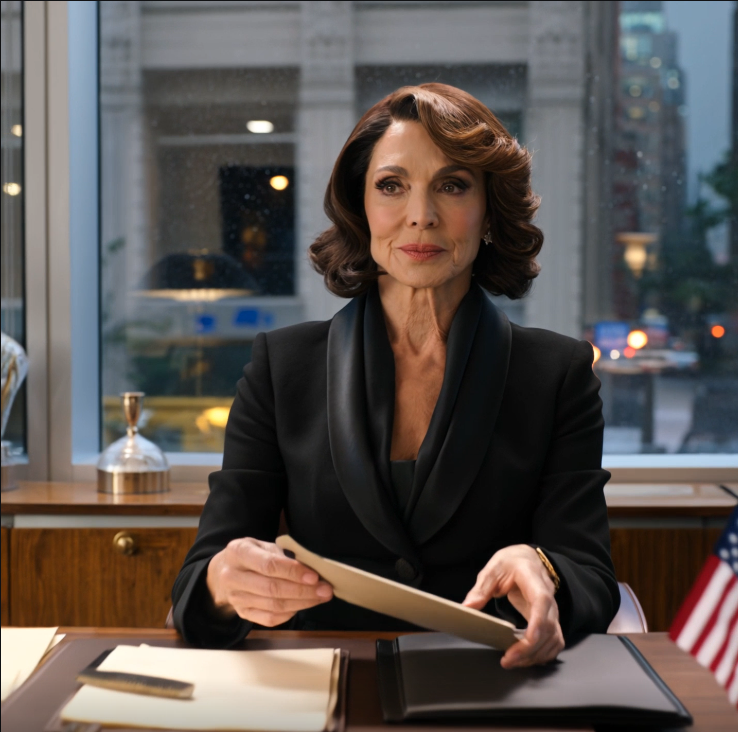 Aux funérailles de mes parents, mon mari m’a annoncé qu’il divorçait. Il a dit : « Maintenant, tu n’as plus rien. Tes parents ne t’ont rien laissé ; ils ont fait faillite. » Ma fille a acquiescé et m’a regardée avec mépris. « Tu devrais abandonner, maman », a-t-elle dit. J’ai simplement hoché la tête. Le lendemain matin, un coup de téléphone a tout changé.