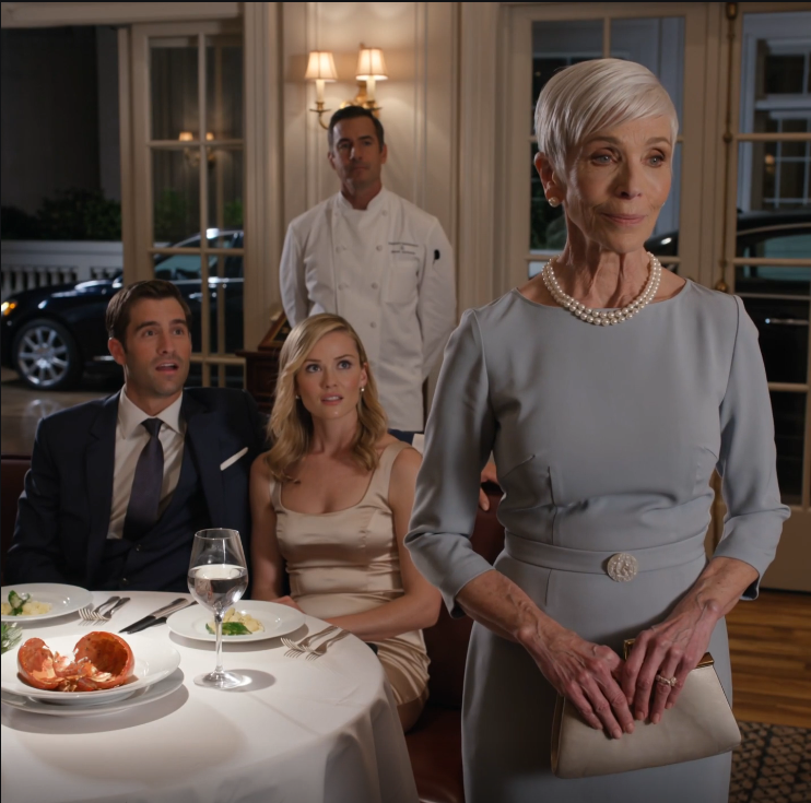 « On n’a pas préparé d’assiette supplémentaire », dit ma belle-fille en me faisant glisser un verre d’eau tandis que sa famille dégustait du homard et des petits pains beurrés sous la douce lumière de la salle à manger. Mon fils leva à peine les yeux avant d’ajouter : « Tu devrais te tenir à ta place, maman. » Je souris, pliai ma serviette et répondis : « Bien noté. » Quelques minutes plus tard, la porte d’entrée s’ouvrit et le chef qu’ils attendaient entra et demanda à me voir.