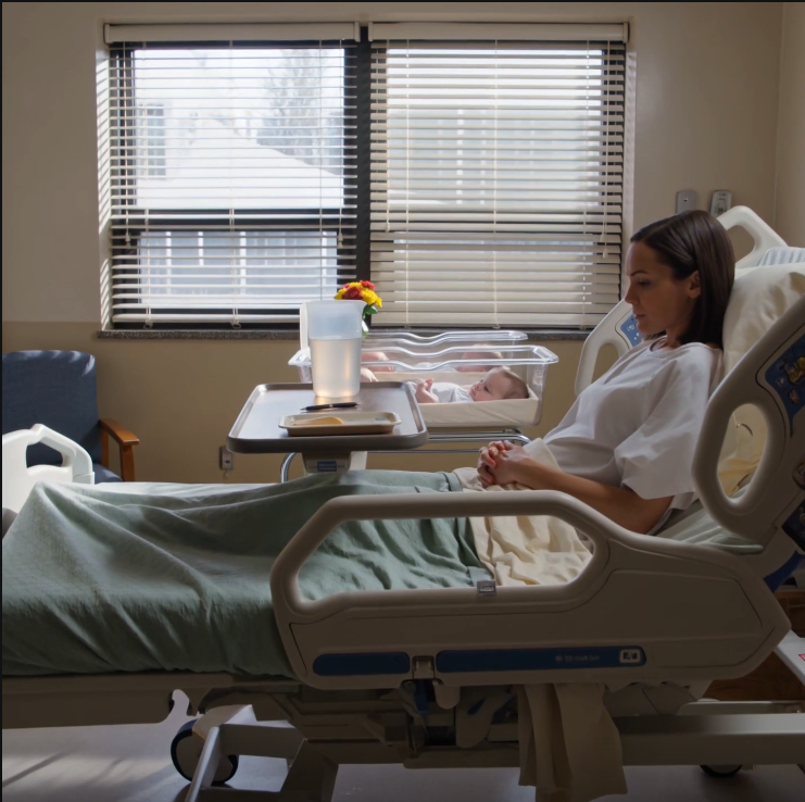 Trois jours après avoir accouché de jumeaux, mon mari est entré dans ma chambre d’hôpital avec sa maîtresse et une pile de papiers de divorce. Il a ensuite glissé une offre de 3 millions de dollars sur le plateau de mon lit et m’a dit : « Signe. Je veux juste les enfants. » Je n’ai pas protesté. J’ai signé chaque page, sans rien dire, et je suis partie ce soir-là sans lui dire où j’allais. Au lendemain matin, il a compris que ma signature n’avait jamais signifié une capitulation.